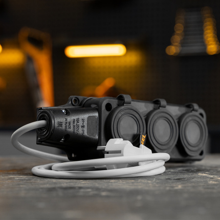 Шнур сетевой Energy Series, ПВС, 1,5 м, 3 x 1,5 мм, с неразборной вилкой, белый, Denzel цена