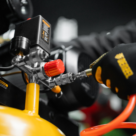 Компрессор воздушный BCV2200/100V, ременный привод , 2.3 кВт, 100 литров, 440 л/мин Denzel