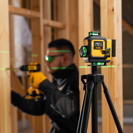 Лазерный уровень мультипризменный DLV 360-4T, 30 м, зеленый луч, Li-Ion 2,4 Aч, штатив// Denzel цена