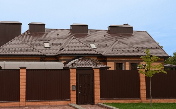 Металлочерепица Монтеррей 0.4 мм 1170х1180 мм коричневый RAL 8017