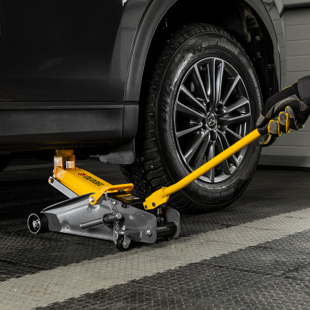 Домкрат гидравлический подкатной с фиксатором, 2,8 т, 135-385 мм Denzel цена