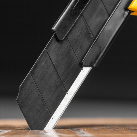 Нож, 18 мм, сменное лезвие, SK4, корпус из цинкового сплава + TPR, торцевой зажим Denzel