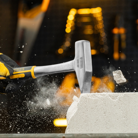 Молоток слесарный 600 г, цельнометаллический, двухкомпонентная рукоятка Denzel