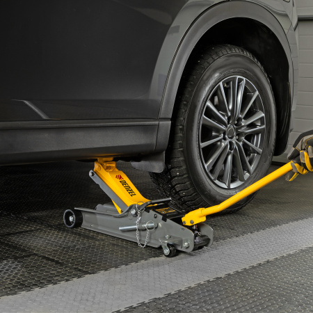 Домкрат гидравлический подкатной с фиксатором, 2,5 т,  85-385 мм, в пласт. кейсе Denzel цена