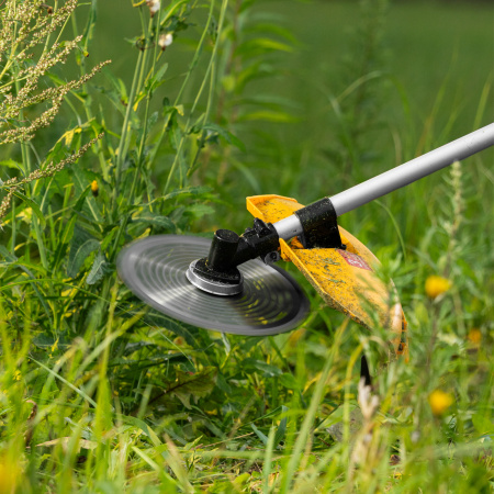 Триммер бензиновый DT-52E, 52 см3, неразъемная штанга, электростартер, состоит из 2 частей Denzel цена