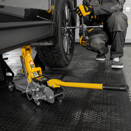 Домкрат гидравлический подкатной с фиксатором, 2 т, 130-330 мм Denzel цена