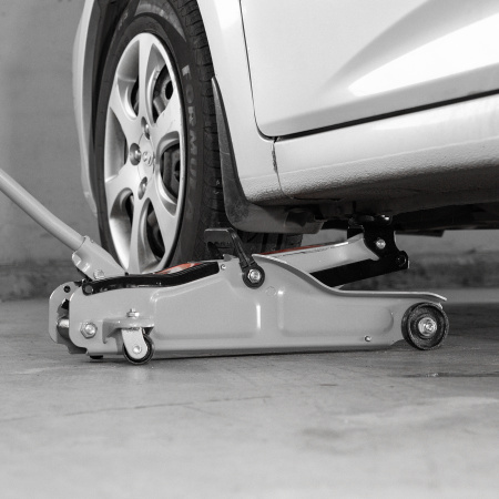 Домкрат гидравлический подкатной 2 т в пластиковом кейсе 85-330 мм. Low Profile Matrix цена