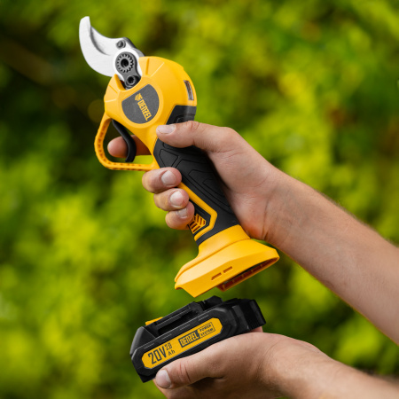 Секатор аккумуляторный, бесщет., CP-30BL, Li-Ion, 20 В, лезвия SK5 // Denzel цена