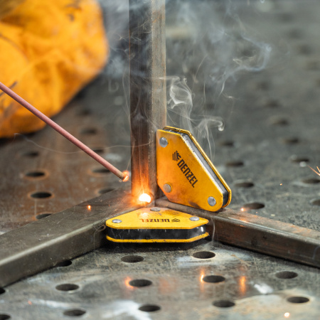 Набор из 2 магнитных сварочных фиксаторов и магнитной клеммы "масса" Denzel