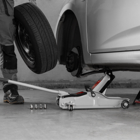 Домкрат гидравлический подкатной 2 т в пластиковом кейсе 85-330 мм. Low Profile Matrix цена