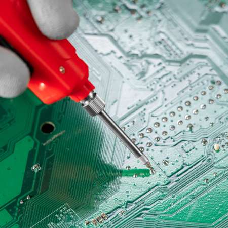 Паяльник беспроводной 4.5 В, 8 Вт, 350°С, припой 10 г, работа от элементов питания 3хАА Matrix цена