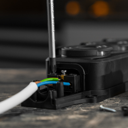 Шнур сетевой Energy Series, ПВС, 1,5 м, 3 x 1 мм, с неразборной вилкой, белый, Denzel цена