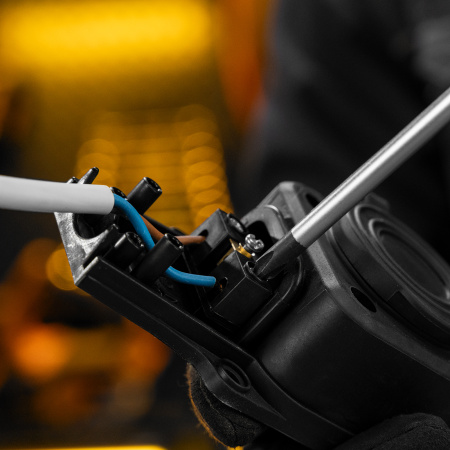 Шнур сетевой Energy Series, ПВС, 3 м, 2 x 1,5 мм, с неразборной вилкой, белый, Denzel цена