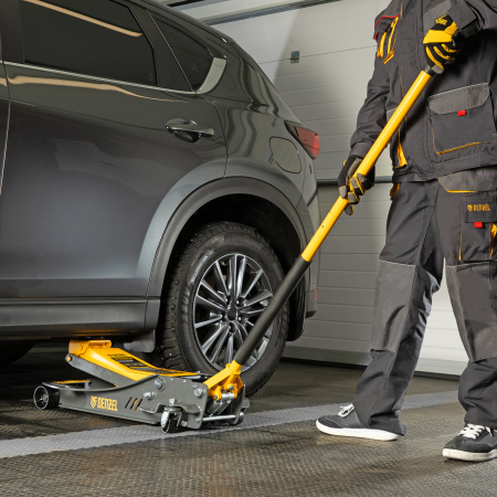 Домкрат гидравлический подкатной, 3,8 т, 110-580 мм, быстрый подъем, низкий подхват, проф. Denzel цена