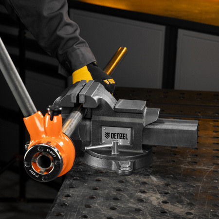 Тиски слесарные BVH-125, 125 мм, поворотные, стальная направляющая, с наковальней //Denzel