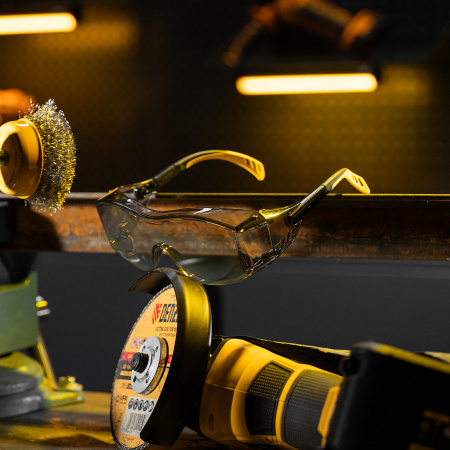 Очки защитные открытые, поликарбонатные, увеличенная дымчатая линза, регулируемые дужки Denzel цена