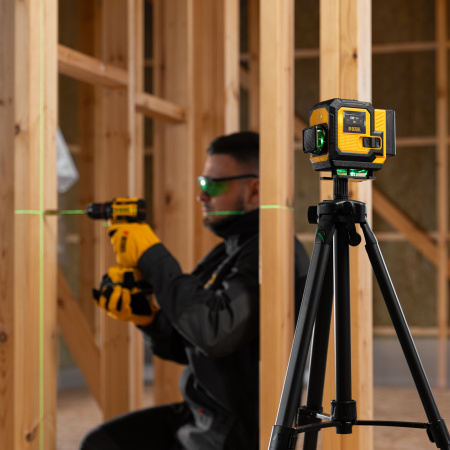 Лазерный уровень мультипризменный DLV-360-3T, 30 м, зеленый луч, Li-Ion 2,4 Aч, штатив // Denzel цена