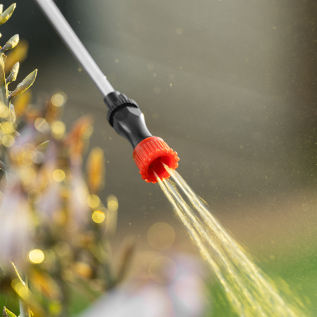 Опрыскиватель ранцевый аккумуляторный DP-10LA, 10 л, 12 В, 8 Ач Denzel цена