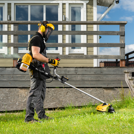 Триммер бензиновый DT-52E, 52 см3, неразъемная штанга, электростартер, состоит из 2 частей Denzel цена