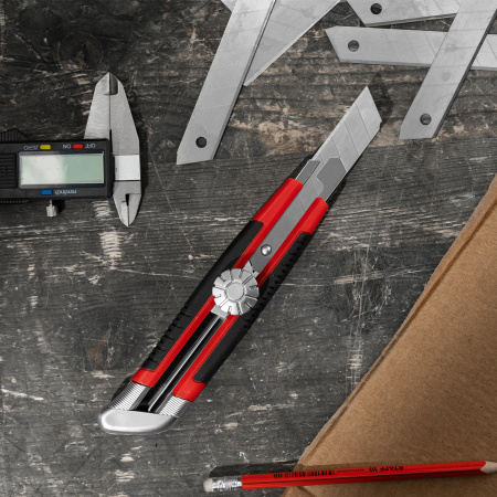 Нож, 18 мм, выдвижное лезвие, металлическая направляющая, винтовой фиксатор лезвия Matrix