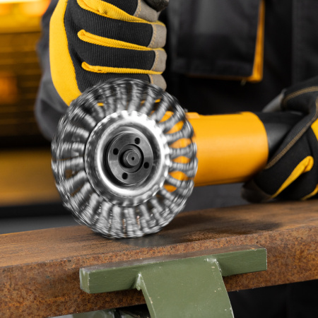 Щетка для УШМ, 125 мм, "Плоская", крученая нержавеющая проволока 0.5 мм, посадка 22.2 мм Denzel