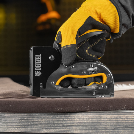 Степлер металл., скобы в комплекте, плавная регулировка удара, 2К рукоятка, тип 53, 4-14 мм Denzel цена