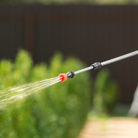 Опрыскиватель ранцевый аккумуляторный D-12LA, 12 л, 12 В, 8 Ач Denzel цена