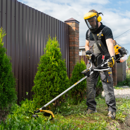 Триммер бензиновый DT-43E, 43 см3, неразъемная штанга, электростартер, состоит из 2 частей Denzel цена