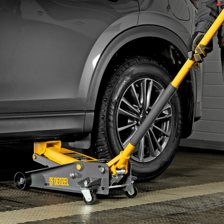 Домкрат гидравлический подкатной 3 т, с фиксатором, быстрый подъем, 135-480 мм, профессиональный Denzel цена