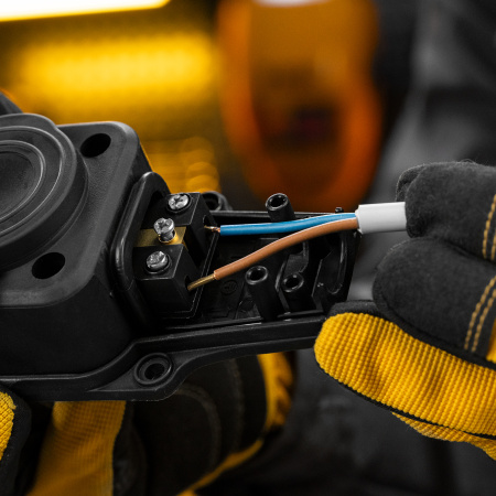 Шнур сетевой Energy Series, ПВС, 1,5 м, 2 x 1 мм, с неразборной вилкой, белый, Denzel цена