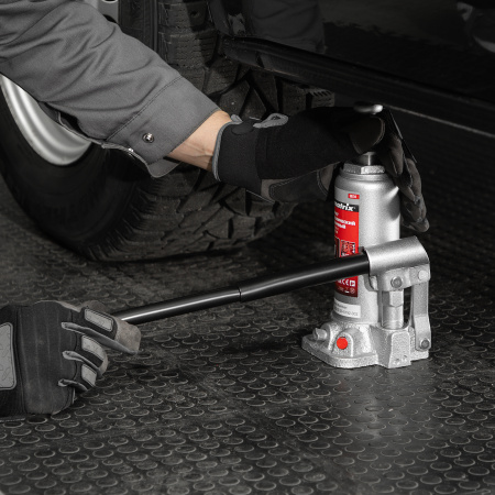 Домкрат гидравлический бутылочный, 4 т, высота подъема 194-372 мм, в пластиковый кейсе Matrix цена