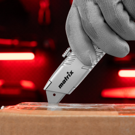 Нож, 19 мм, выдвижное трапециевидное лезвие, металлический корпус Matrix