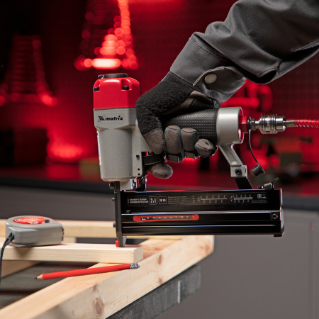 Нейлер-степлер пневматический 2 в 1, гвозди 18GA длина 10-50 мм, скобы 18GA длина 25-40 мм Matrix цена