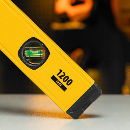 Уровень алюминиевый, магнит, фрезерованный, 3 глазка (1 зеркал.) 0,5 мм/м, 1200 мм Denzel цена