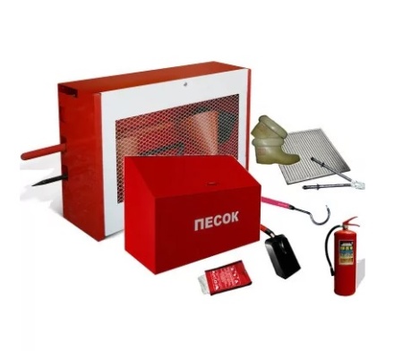 Укомплектованный пожарный закрытый щит ЩП-Е (щит, ящик для песка 0,5 м3, багор, пп-600, лопата х2, ножницы диэл., перчатки диэл., боты диэл., ОП-8)