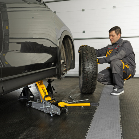 Домкрат гидравлический подкатной с фиксатором, 2,5 т,  85-385 мм, в пласт. кейсе Denzel цена