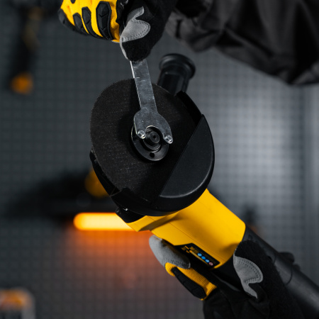 Углошлифовальная машина AGD125-1000, 1000 Вт, 125 мм, 3000-10000 об/мин Denzel