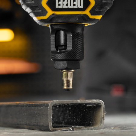 Заклепки резьбовые, стальные, оцинкованные, М5, пластиковый кейс, 100 шт. Denzel цена