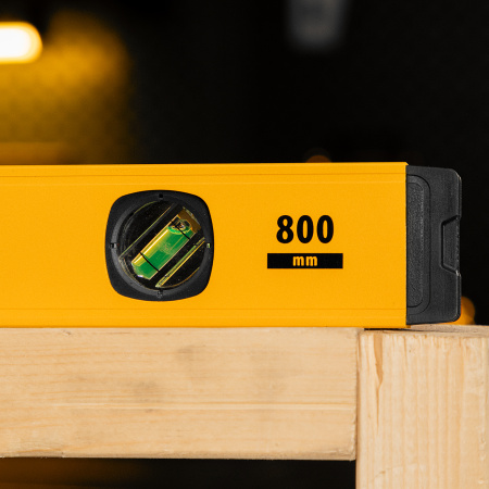 Уровень алюминиевый, магнит, фрезерованный, 3 глазка (1 зеркал.) 0,5 мм/м, 800 мм Denzel цена