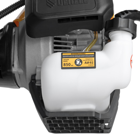 Триммер бензиновый DGT-52-PRO, анти-вибро, 52 см3, неразъем, состоит из 2 частей Denzel цена