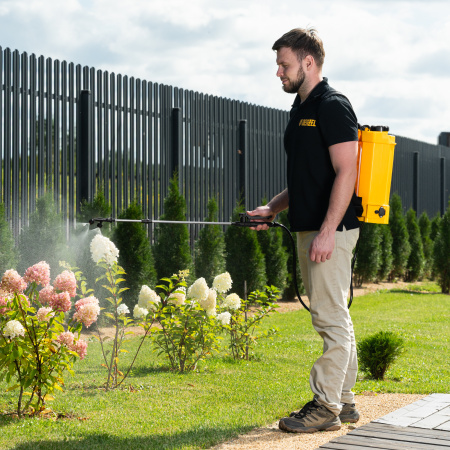 Опрыскиватель ранцевый аккумуляторный D-12LA, 12 л, 12 В, 8 Ач Denzel цена