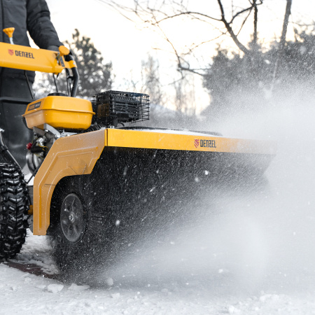 Гибридная снегоуборочная машина с функц. подметания SWB-600, 212 сс, руч. старт, 2 насадки Denzel
