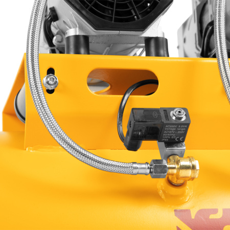 Компрессор безмасляный, малошумный DLS 3300/100, 3300 Вт,3x1100, 100 л, 570 л/мин ,блок управления Denzel