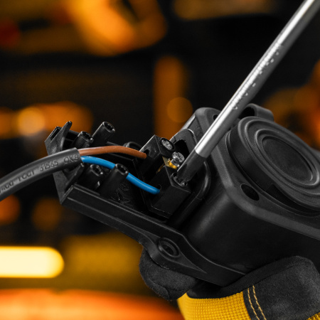 Шнур сетевой Energy Series, ПВС, 1,5 м, 2 x 1,5 мм, с неразборной вилкой, черный, Denzel цена