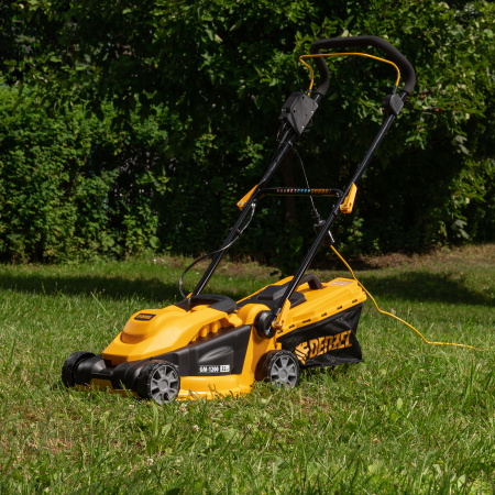 Газонокосилка электрическая GM-1200, 1200 Вт, ширина 32 см, 3 уровня, травосборник 25 л. Denzel цена