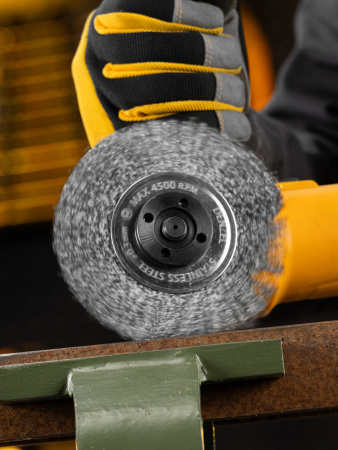 Щетка для УШМ, 125 мм, "Плоская", витая нержавеющая проволока 0.3 мм, посадка 22.2 мм Denzel