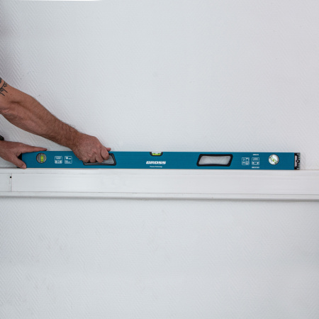 Уровень алюминиевый, 1000 мм, усиленный с ударопрочными заглушками, рукоятки, 3 глазка Gross цена