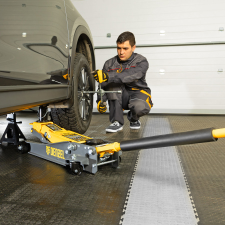 Домкрат гидравлический подкатной, 2/3 т, 98-770 мм, быстрый подъем, низ. подхват, проф, SUV Denzel цена