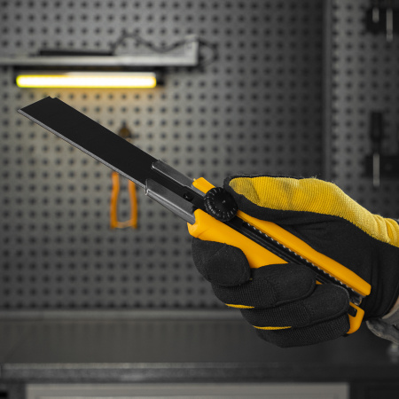 Нож, 25 мм, сменное лезвие, SK4, корпус из TPR, метал. направляющая, винтовой фиксатор Denzel