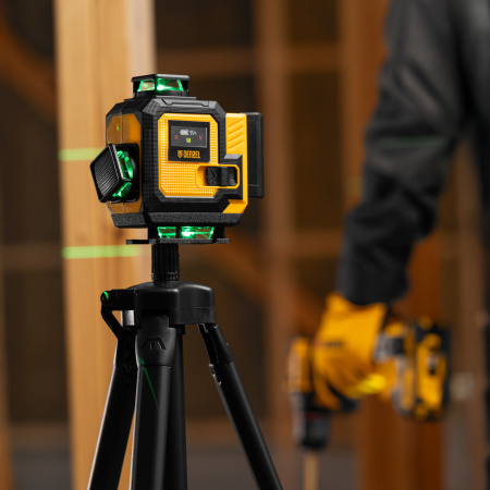 Лазерный уровень мультипризменный DLV 360-4T, 30 м, зеленый луч, Li-Ion 2,4 Aч, штатив// Denzel цена
